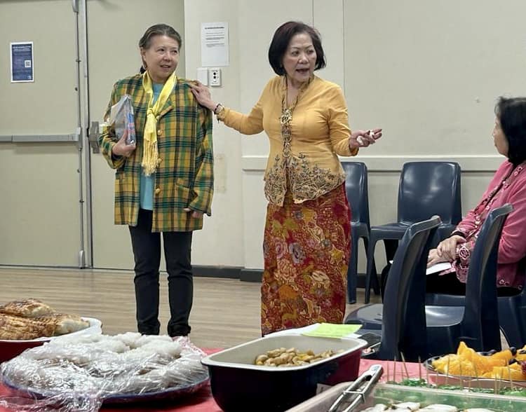 picture of Theresa and the president of the NSW Peranakan Association of NSW